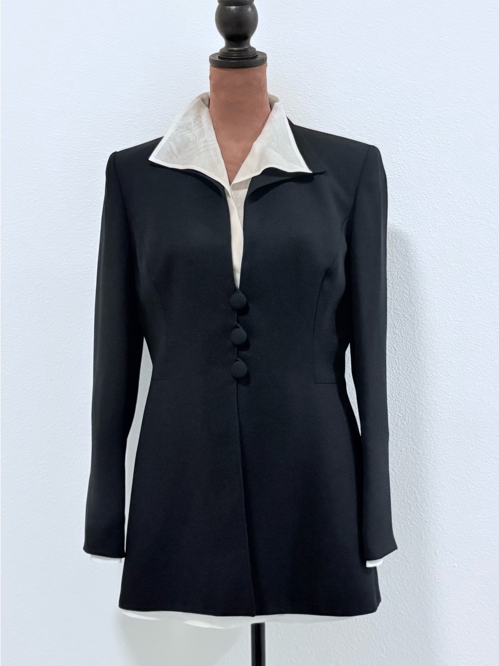 Liz Claiborne Black with White Detail Suit Jacket (Size 6)